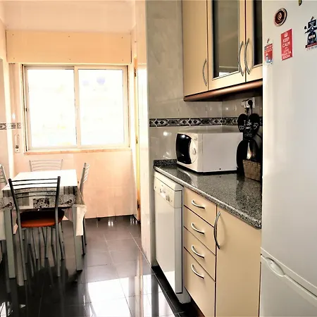 Quarto 1 Areeiro منزل للإقامة